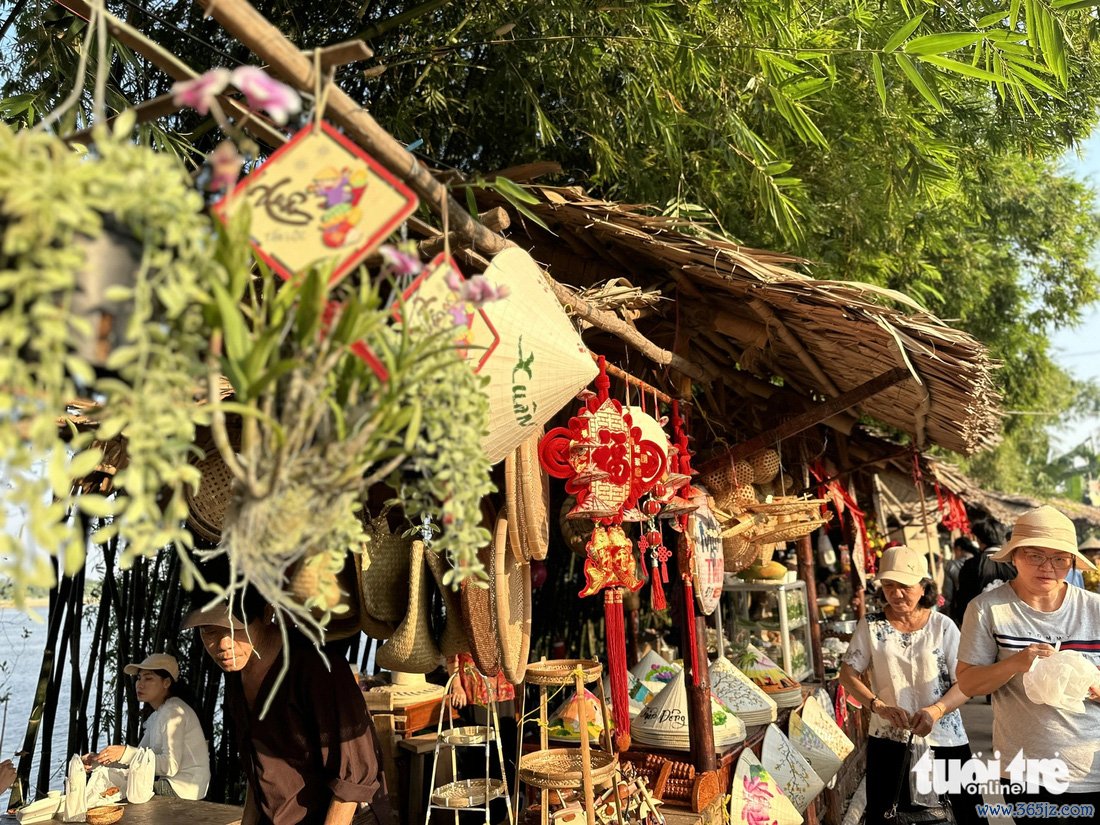 Chợ quê bên cồn nhộn nhịp ngày giáp Tết   - Ảnh 1.