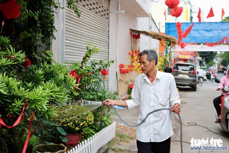 Ai có gì góp nấy， hẻm nhỏ trang hoàng rực rỡ sắc xuân đón Tết - Ảnh 8.